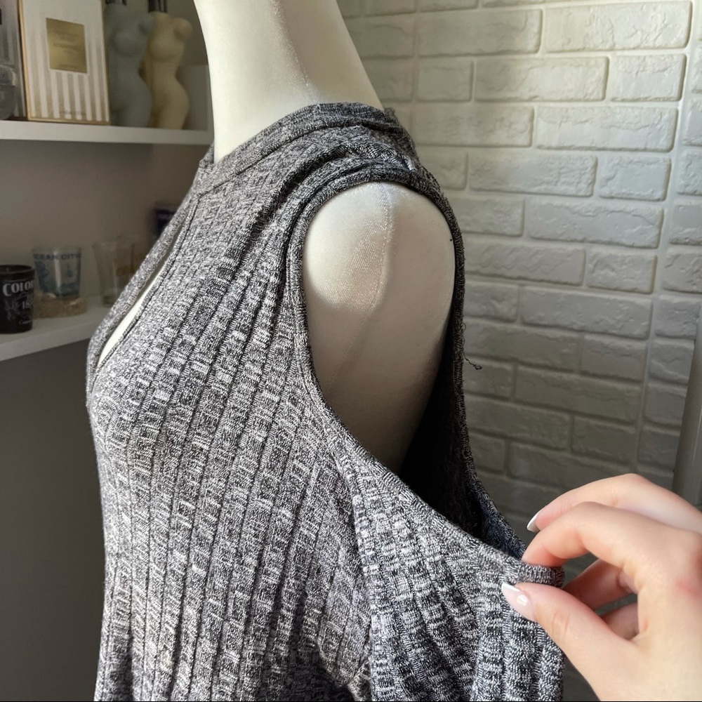 Key Hole Cold Shoulder Top - Picture 3 of 5